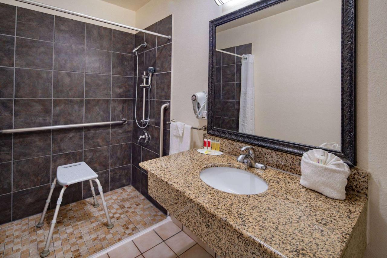 Super 8 By Wyndham San Diego Hotel Circle Екстер'єр фото