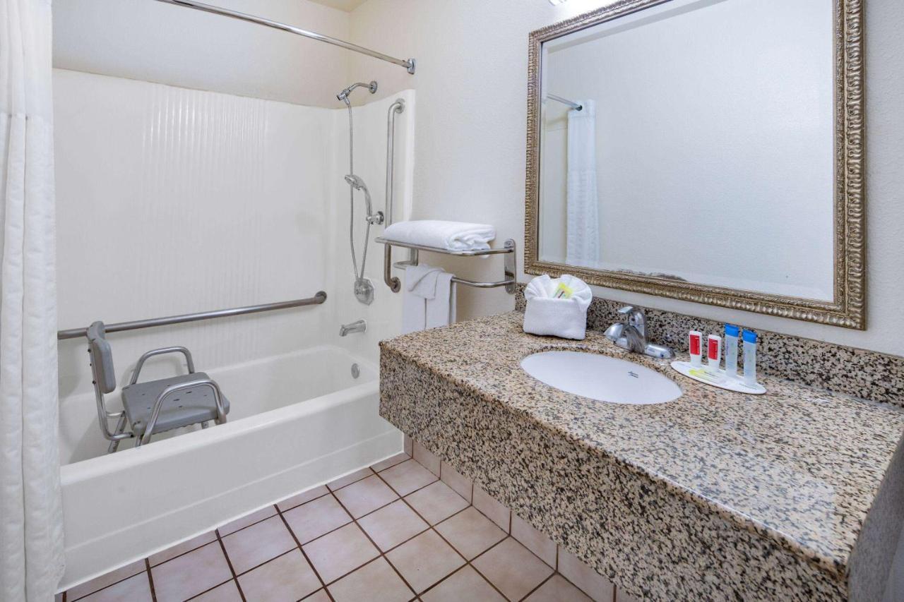 Super 8 By Wyndham San Diego Hotel Circle Екстер'єр фото